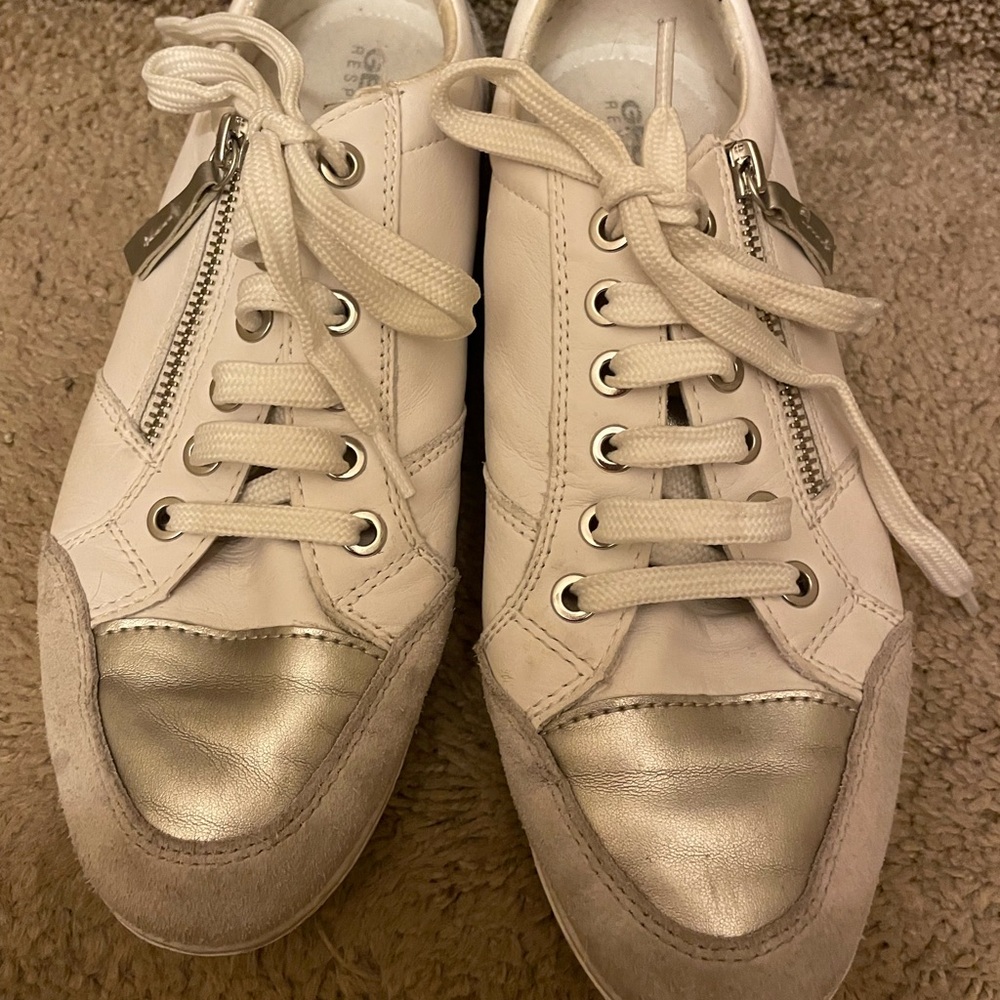 Stylish White and Silver Women's Sneakers
Geox Tennies